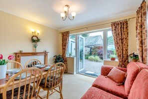 TV, fireplace - 2 Bed in Pooley Bridge (oc-c33318) (Pooley Bridge)