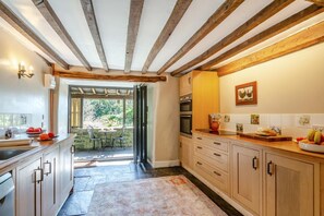 Oven, dishwasher, cookware/dishes/utensils - 2 Bed in Islawrdref (oc-w33317) (Islawr-dref)