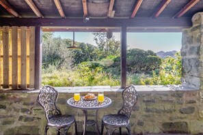 Outdoor dining - 2 Bed in Islawrdref (oc-w33317) (Islawr-dref)