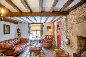 TV, fireplace - 2 Bed in Islawrdref (oc-w33317) (Islawr-dref)