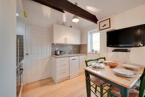 Microwave, oven, dishwasher, cookware/dishes/utensils - 1 Bed in Aldeburgh (oc-al105) (Aldeburgh)