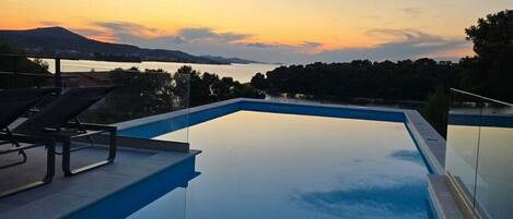 Piscina all'aperto, una piscina riscaldata