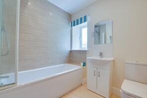 A modern bathroom with a bathtub, a sink, and a toilet. - 2 Bed in Hawes (oc-ds052) (Hawes)