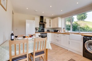 Microwave, oven, dishwasher, cookware/dishes/utensils - 2 Bed in Hawes (oc-ds052) (Hawes)