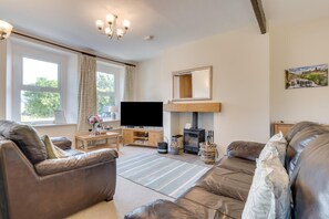 TV, fireplace - 2 Bed in Hawes (oc-ds052) (Hawes)