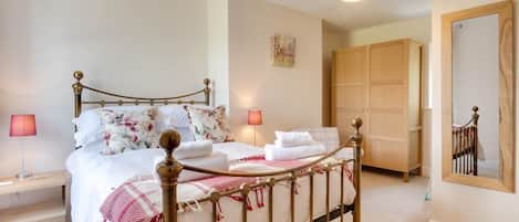 Iron/ironing board, free WiFi, bed sheets