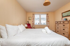2 bedrooms, iron/ironing board, free WiFi, bed sheets - Ochter House (No 1) | Elie (Elie)
