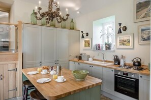 Microwave, oven, dishwasher, highchair - 2 Bed in Brassington (oc-dcgrif) (England)