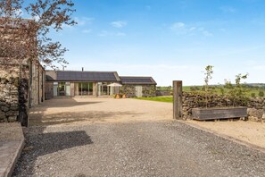 Exterior - 2 Bed in Brassington (oc-dcgrif) (England)