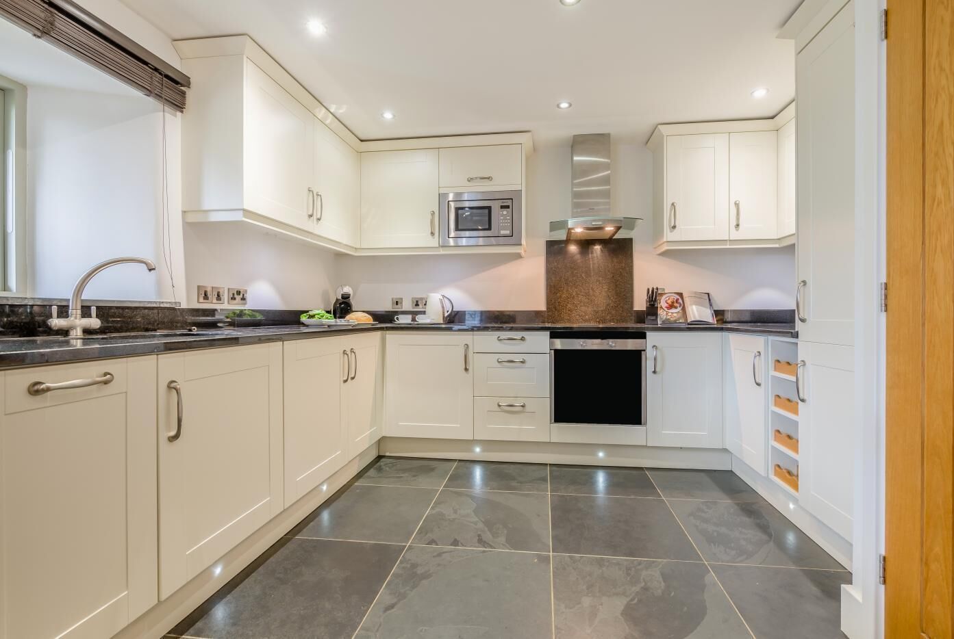 Mikrobølgeovn, ovn, oppvaskmaskin og høy barnestol