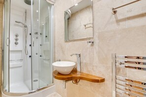 Hair dryer, towels - 4 Bed in Whitby (oc-w1002) (Whitby)