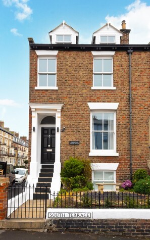 Exterior - 4 Bed in Whitby (oc-w1002) (Whitby)