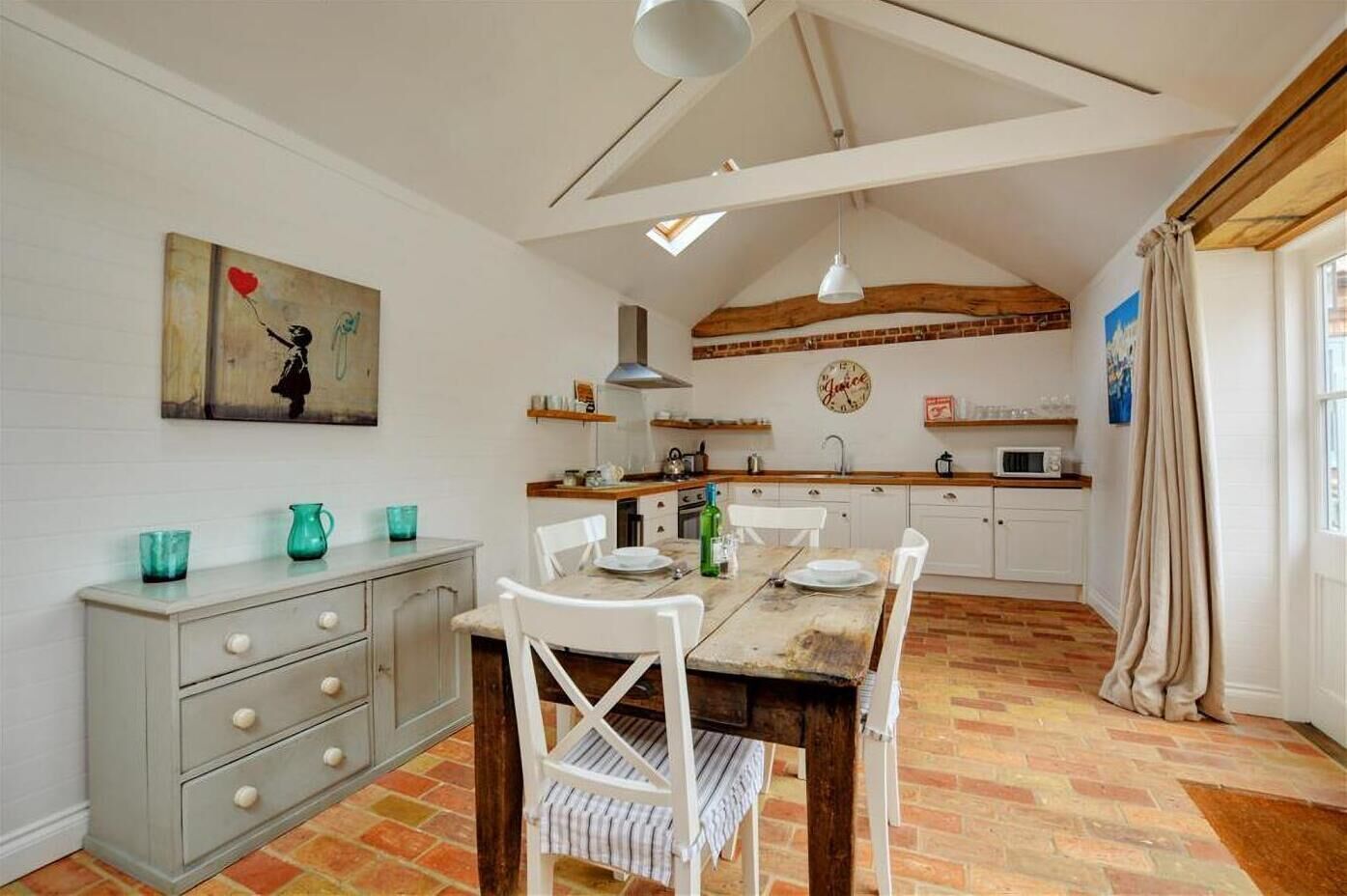 Een microgolfoven, een oven, een vaatwasser, een kinderstoel