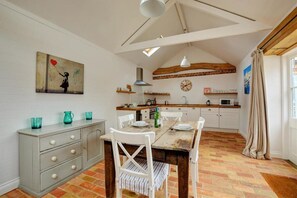 Microwave, oven, dishwasher, high chair - 1 Bed in Langham (oc-1733) (Langham)