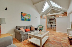 TV, fireplace - 1 Bed in Langham (oc-1733) (Langham)