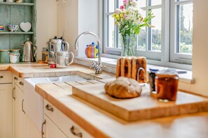 Microwave, oven, dishwasher, cookware/dishes/utensils - 3 Bed in Manaccan (oc-valpre) (Manaccan)