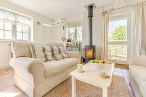 TV, fireplace - 3 Bed in Manaccan (oc-valpre) (Manaccan)