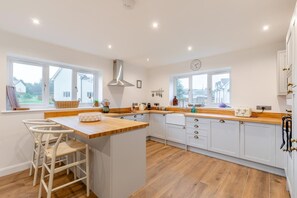 Microondas, horno, lavavajillas, silla alta para bebés