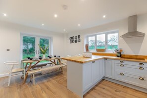 Microondas, horno, lavavajillas, silla alta para bebés