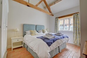 Iron/ironing board, travel crib, free WiFi, bed sheets - 2 Bed in Langham (oc-1732) (Langham)