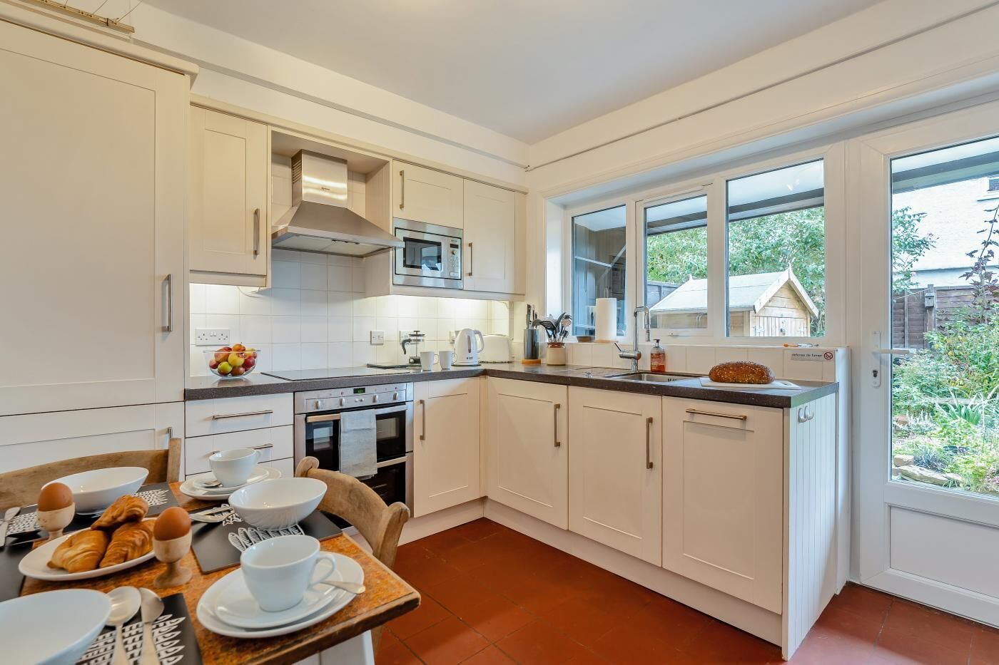 Microondas, horno y utensilios de cocina 