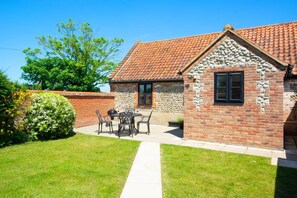 Outdoor dining - 2 Bed in Roughton (oc-1734) (Roughton)