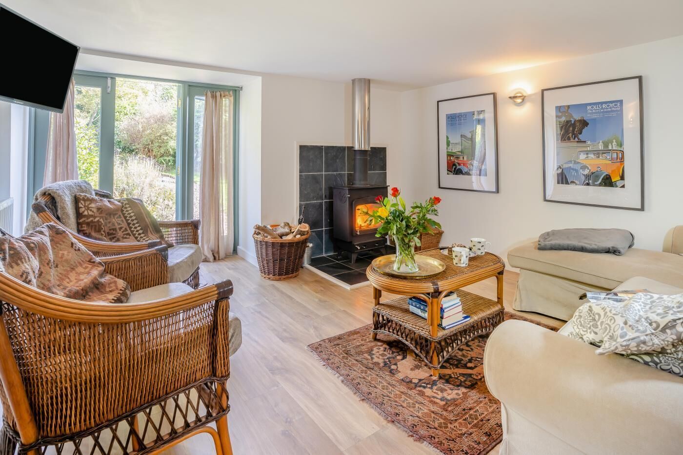   テレビ、暖炉