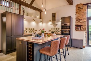 Mikroaaltouuni, uuni, astianpesukone, syöttötuoli