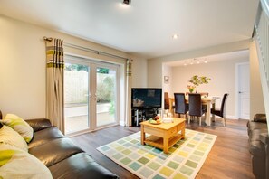 TV - 3 Bed in St. Merryn (oc-p00569) (Saint Merryn)