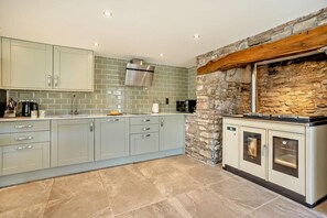 Ovn, opvaskemaskine, højstol, køkkentøj/tallerkener/redskaber