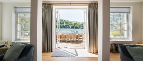 Télévision, cheminée