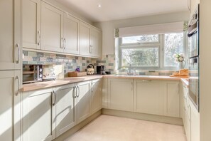 Microwave, oven, dishwasher, highchair - 5 Bed in Washbrook (oc-m33105) (Washbrook)