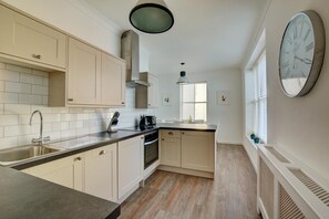 Mikroaaltouuni, uuni, astianpesukone, syöttötuoli