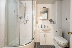 Douche, séchoir à cheveux, serviettes fournies, savon