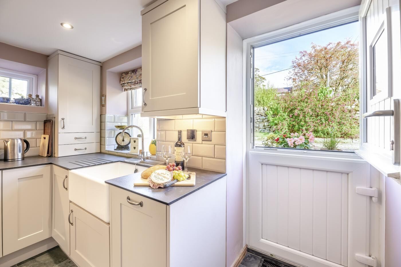 Micro-ondas, fogão, lava-louças, talheres/pratos/utensílios de cozinha