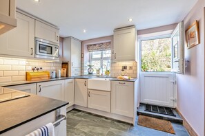 Microwave, oven, dishwasher, cookware/dishes/utensils - 2 Bed in West Blackdene (oc-r33034) (Ireshopeburn)