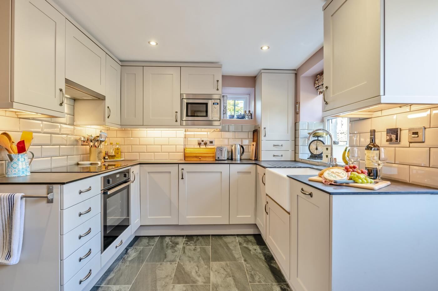 Microwave, oven, dishwasher, cookware/dishes/utensils