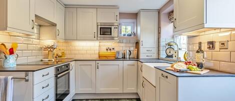 Microwave, oven, dishwasher, cookware/dishes/utensils