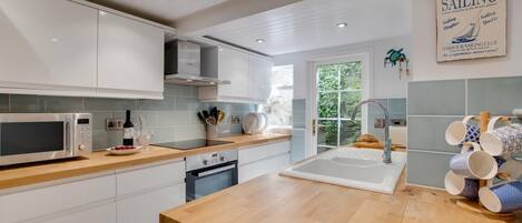 Microwave, oven, dishwasher, cookware/dishes/utensils