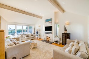 TV - 5 Bed in Rock (oc-m33185) (Rock)