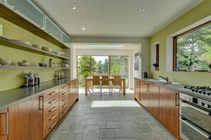 Ofen, Geschirrspüler, Hochstuhl, Kochgeschirr/Geschirr/Besteck