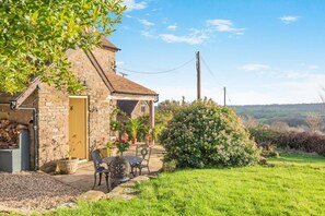 Outdoor dining - 5 Bed in Wheathill (oc-t30539) (Wheathill)