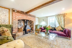 TV, fireplace - 5 Bed in Wheathill (oc-t30539) (Wheathill)