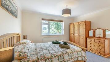 2 bedrooms, iron/ironing board, free WiFi, bed sheets