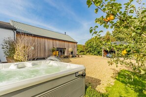 Outdoor spa tub - 1 Bed in Twyford (oc-c33411) (Twyford)