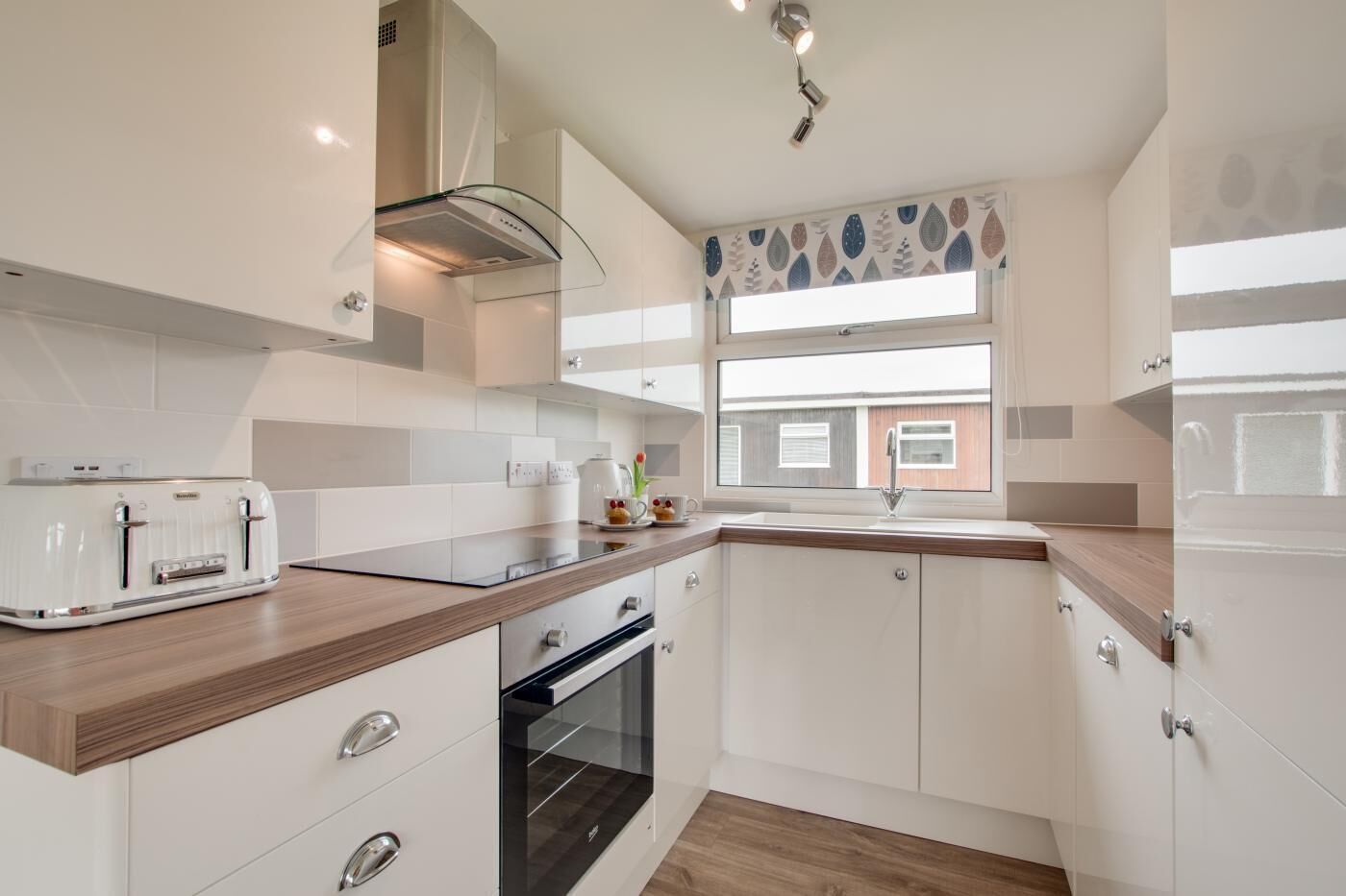 Ovn, oppvaskmaskin og kjøkkenutstyr