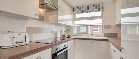 Ovn, oppvaskmaskin og kjøkkenutstyr