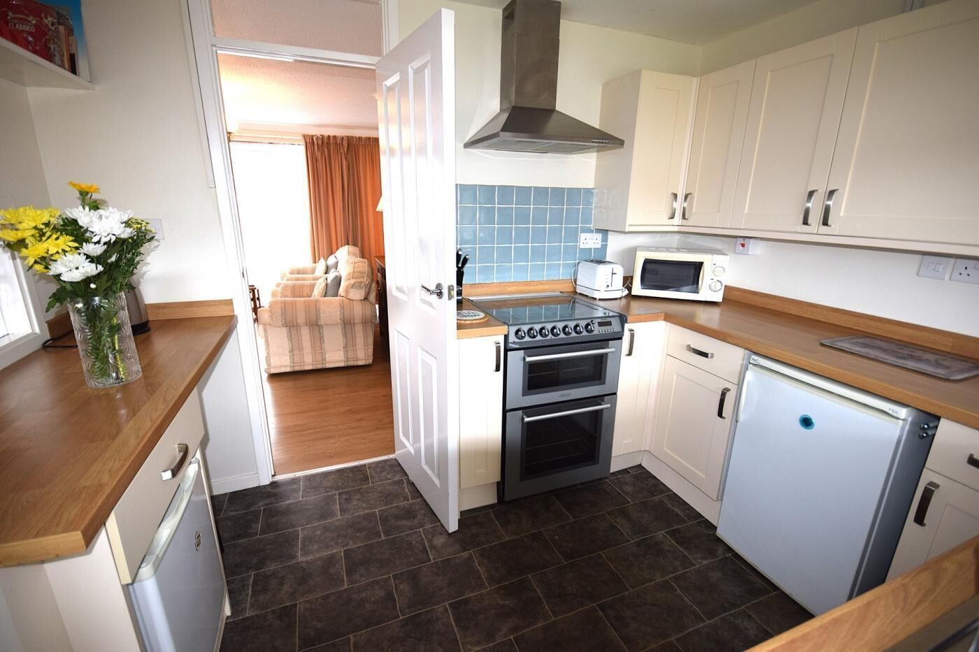 Micro-ondes, four, batterie de cuisine, vaisselle et ustensiles