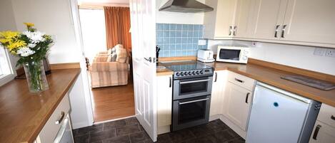 Micro-ondes, four, batterie de cuisine, vaisselle et ustensiles