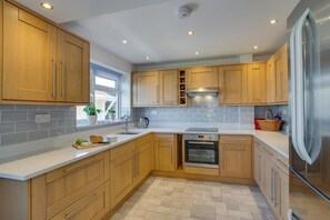 Microwave, oven, high chair, cookware/dishes/utensils - 3 Bed in Paignton (oc-puffin) (Paignton)
